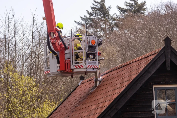 Brand in schoorsteen van vrijstaande woning