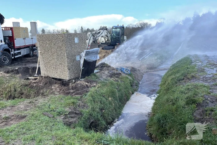 Hoofdwaterleiding gesprongen bij graafwerkzaamheden