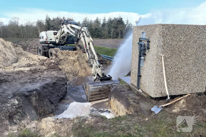 Hoofdwaterleiding gesprongen bij graafwerkzaamheden