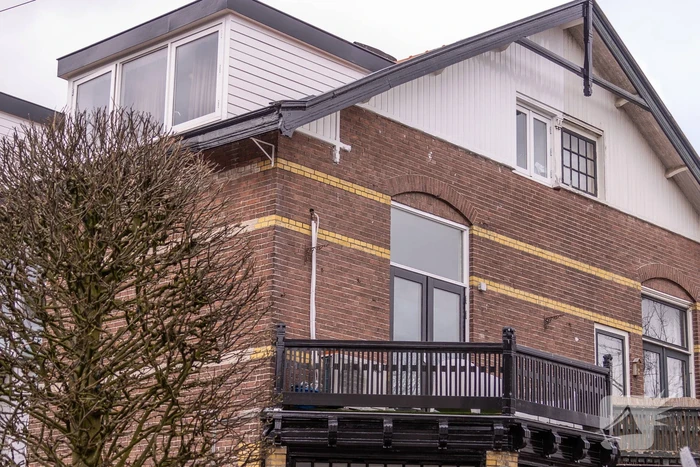 Arrestatieteam doet inval in pand winkelstraat