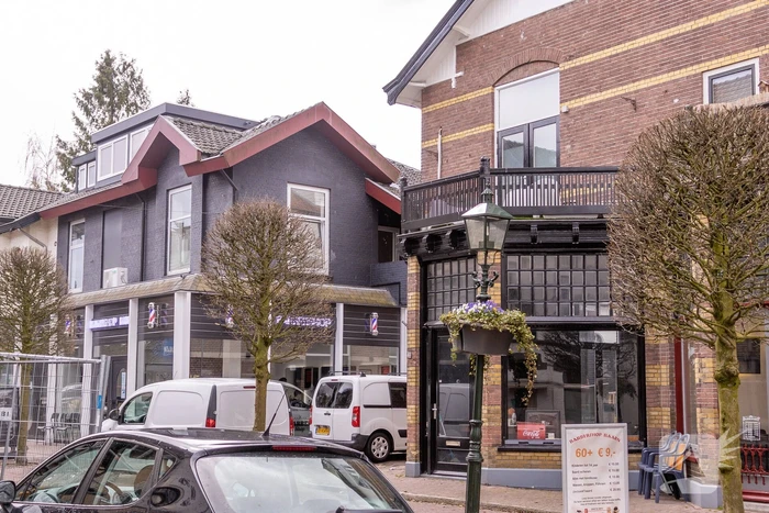 Arrestatieteam doet inval in pand winkelstraat