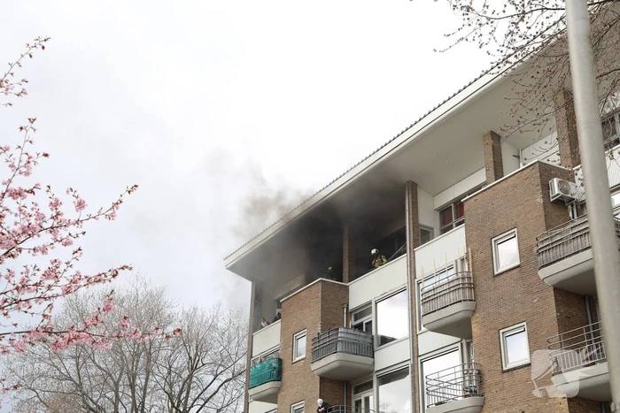 Verdieping flatgebouw ontruimd door brand