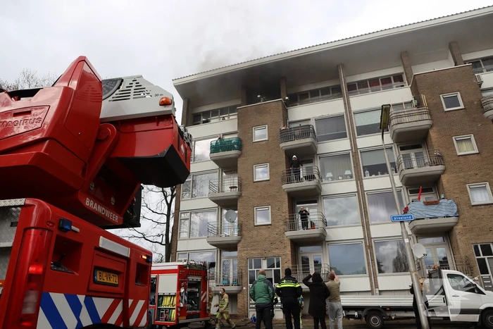 Verdieping flatgebouw ontruimd door brand