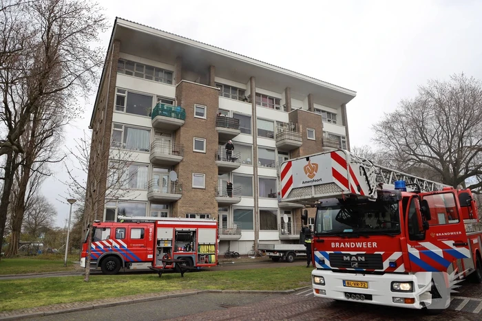Verdieping flatgebouw ontruimd door brand