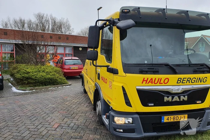 Bestuurster botst met auto tegen gevel