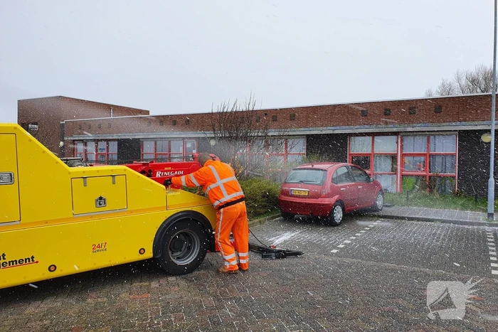 Bestuurster botst met auto tegen gevel