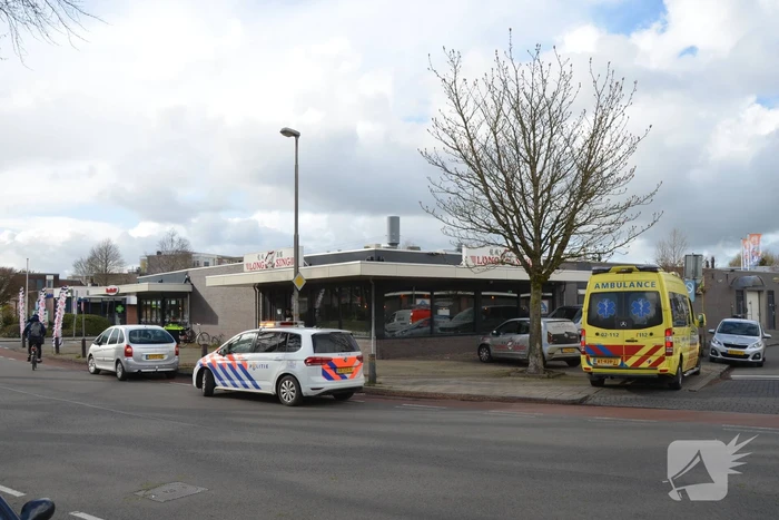 Twee personenwagens in botsing op kruising