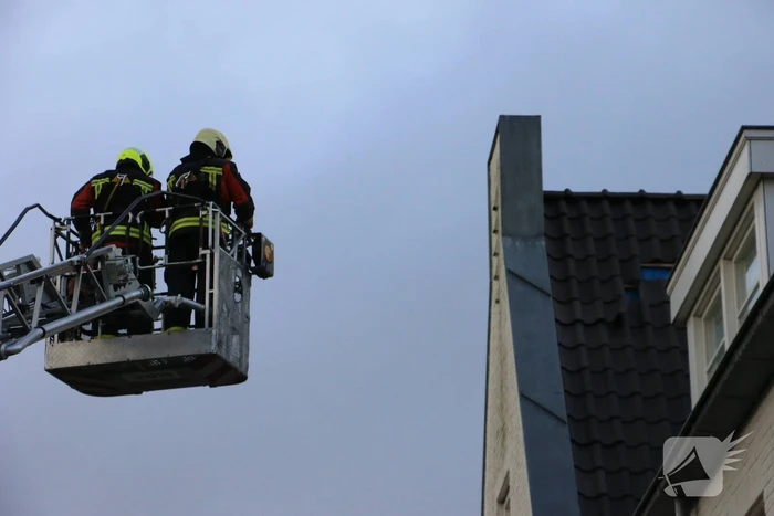 Dakpannen waaien van woning