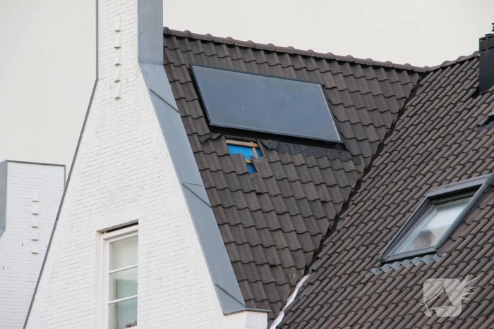Dakpannen waaien van woning