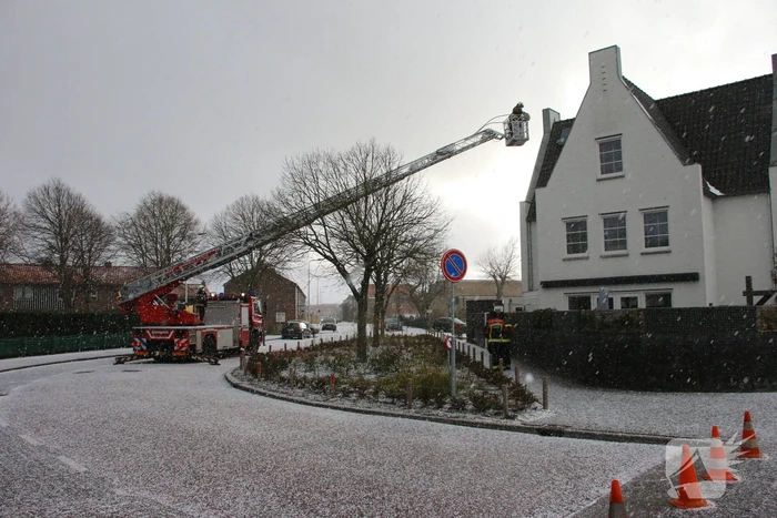 Dakpannen waaien van woning