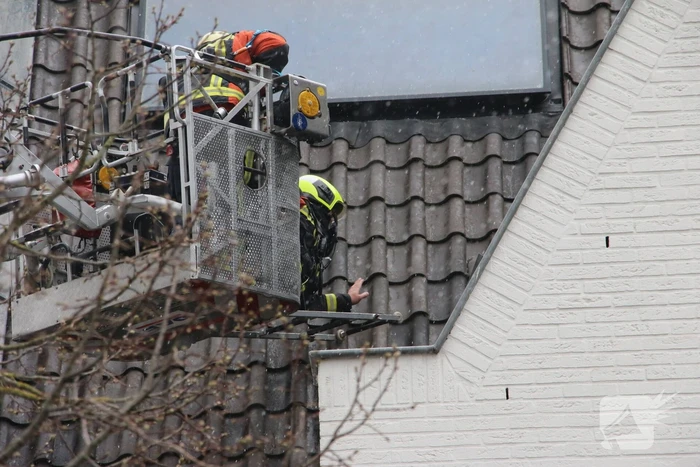 Dakpannen waaien van woning