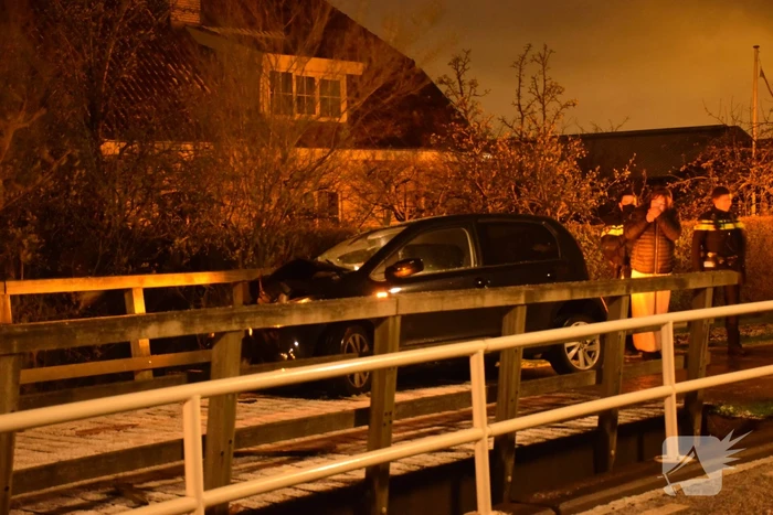 Auto knalt tegen reling brug