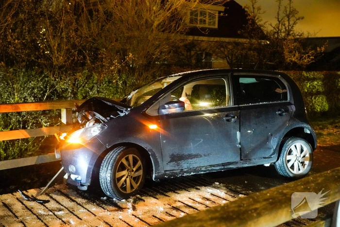 Auto knalt tegen reling brug