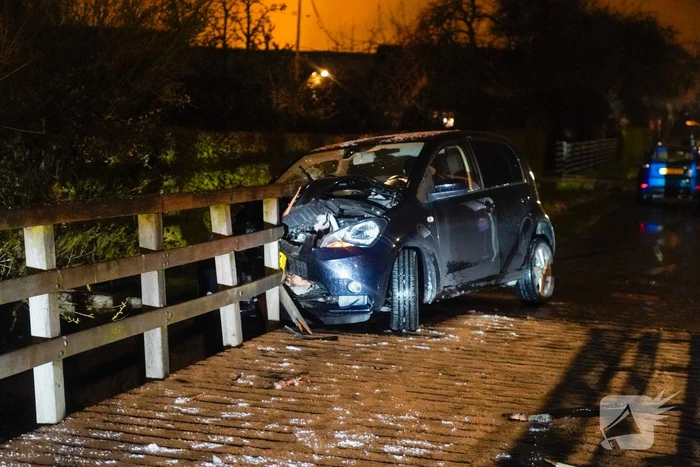 Auto knalt tegen reling brug