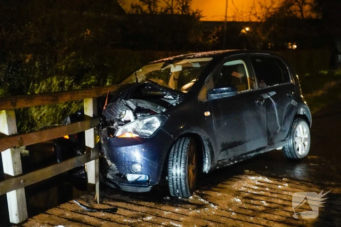 Auto knalt tegen reling brug