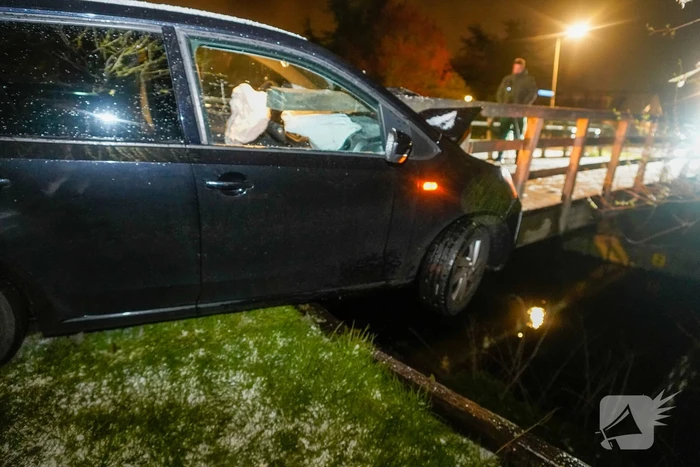 Auto knalt tegen reling brug