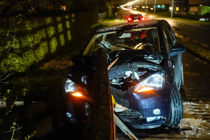 Auto knalt tegen reling brug