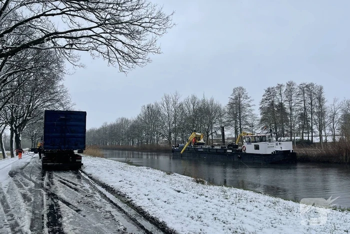 Twee personenwagens uit Zuid-Willemsvaart gehaald
