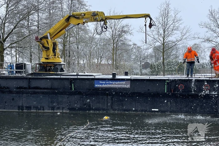 Twee personenwagens uit Zuid-Willemsvaart gehaald