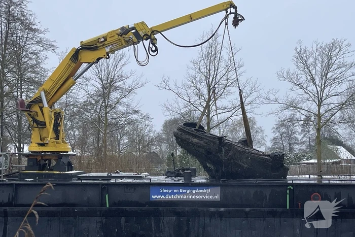 Twee personenwagens uit Zuid-Willemsvaart gehaald