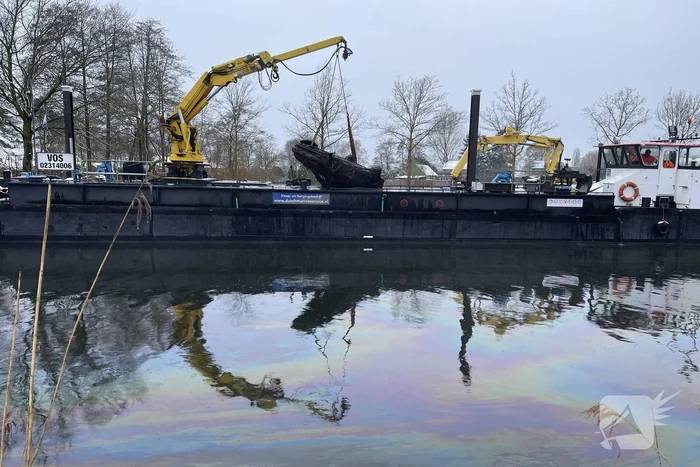 Twee personenwagens uit Zuid-Willemsvaart gehaald