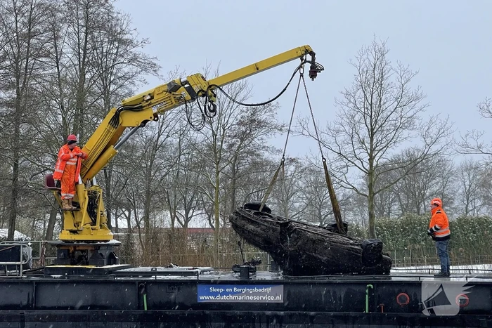 Twee personenwagens uit Zuid-Willemsvaart gehaald