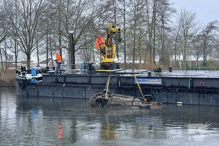 Twee personenwagens uit Zuid-Willemsvaart gehaald