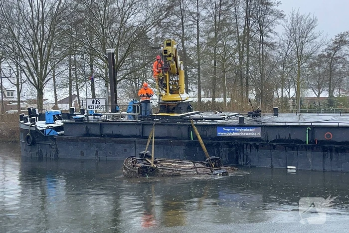 Twee personenwagens uit Zuid-Willemsvaart gehaald