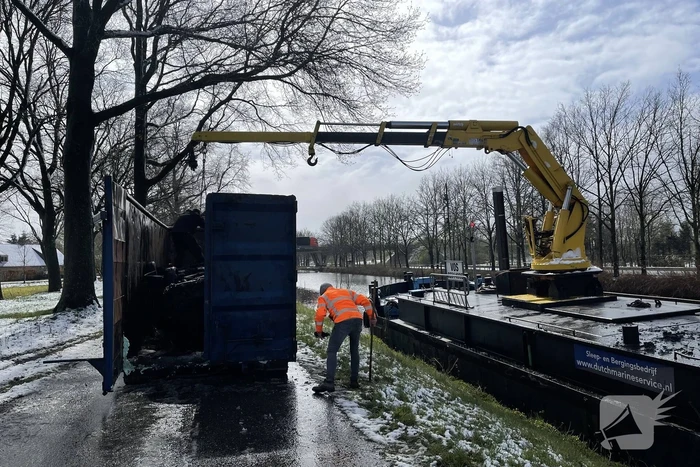 Twee personenwagens uit Zuid-Willemsvaart gehaald