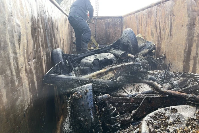 Twee personenwagens uit Zuid-Willemsvaart gehaald