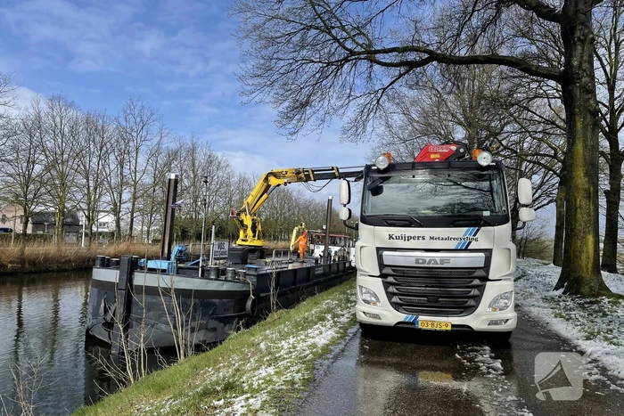 Twee personenwagens uit Zuid-Willemsvaart gehaald