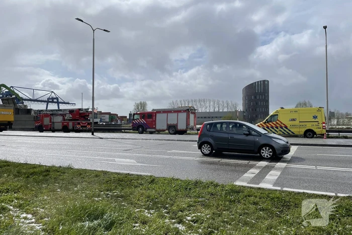 Persoon valt in ruim van boot tijdens lossen
