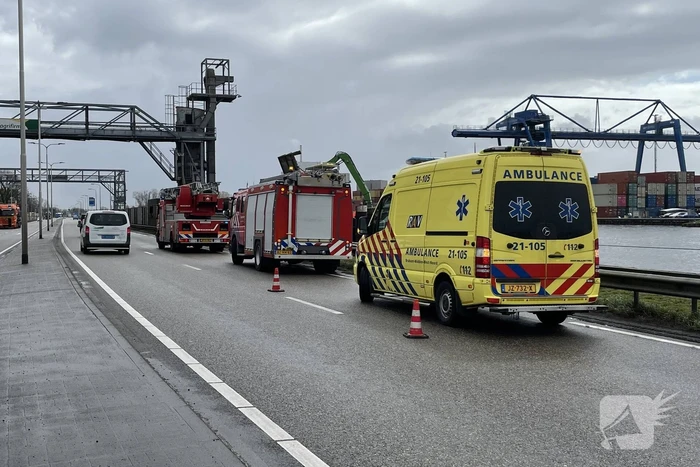 Persoon valt in ruim van boot tijdens lossen