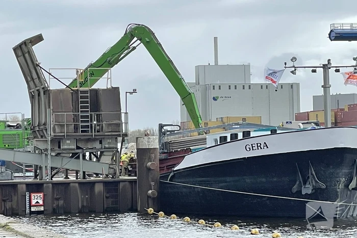 Persoon valt in ruim van boot tijdens lossen