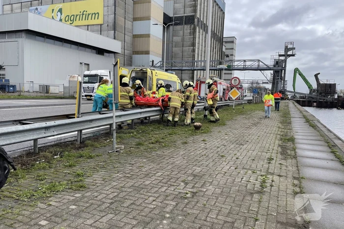 Persoon valt in ruim van boot tijdens lossen