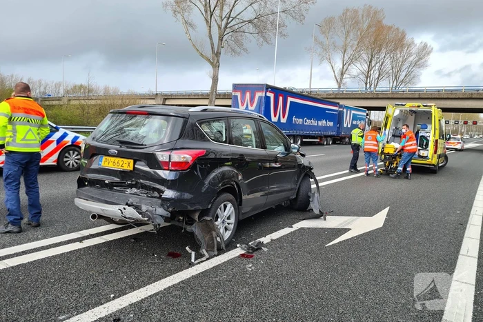 Veel schade na botsing met meerdere voertuigen