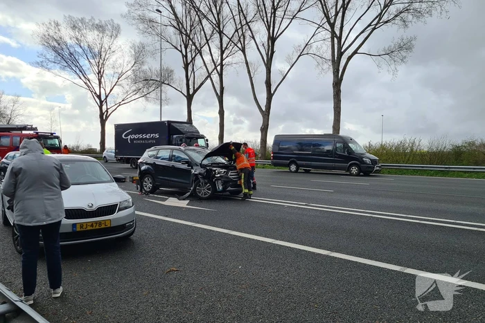 Veel schade na botsing met meerdere voertuigen