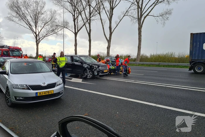 Veel schade na botsing met meerdere voertuigen