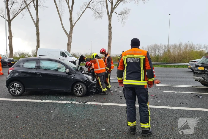 Veel schade na botsing met meerdere voertuigen