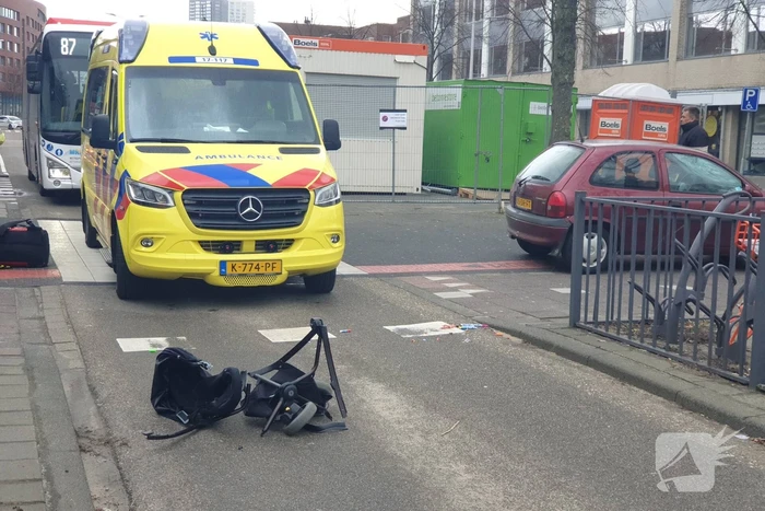 Vrouw met kinderwagen aangereden door auto