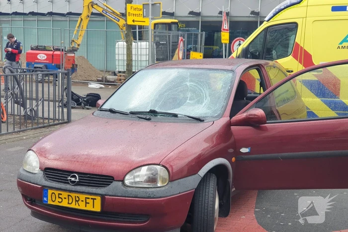 Vrouw met kinderwagen aangereden door auto
