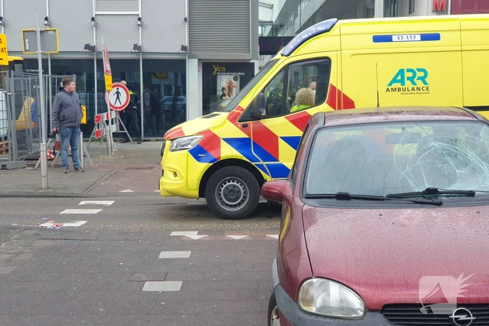 Vrouw met kinderwagen aangereden door auto