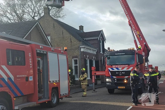 Brandweer veegt schoorsteen na brand