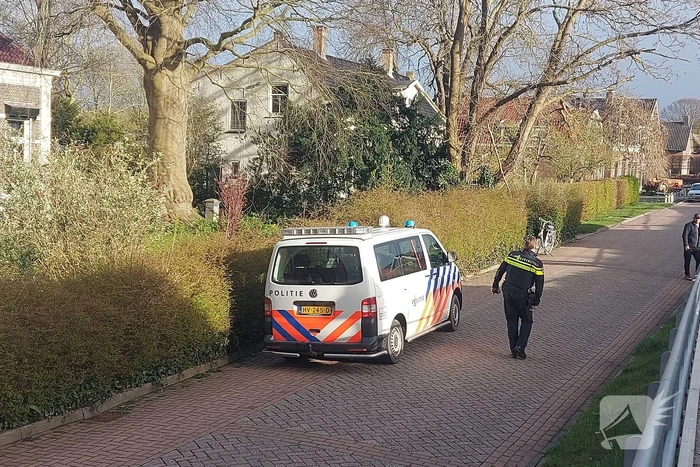 Brandweer veegt schoorsteen na brand