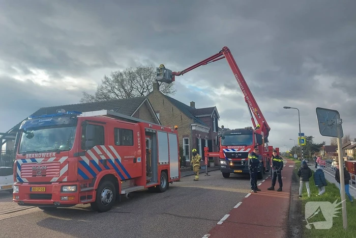 Brandweer veegt schoorsteen na brand