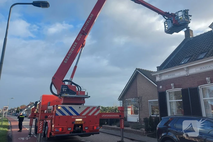 Brandweer veegt schoorsteen na brand