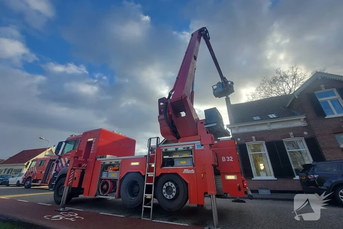 Brandweer veegt schoorsteen na brand