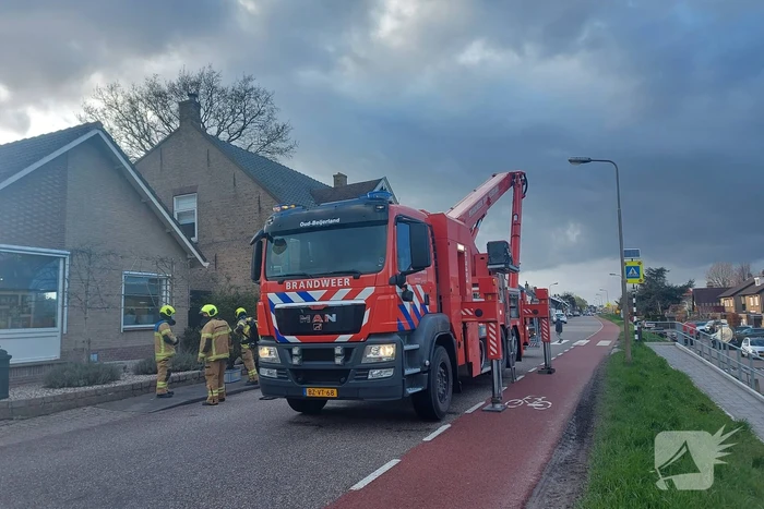 Brandweer veegt schoorsteen na brand