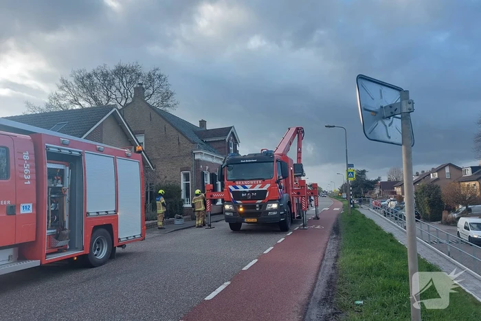 Brandweer veegt schoorsteen na brand