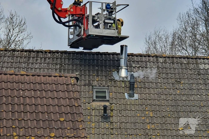Brandweer blust schoorsteenbrand
